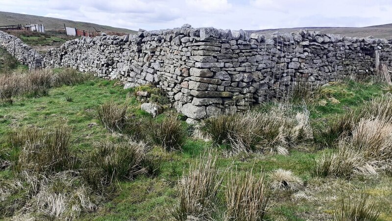 Corner of dry stone wall north of... © Roger Templeman cc-by-sa/2.0 ...