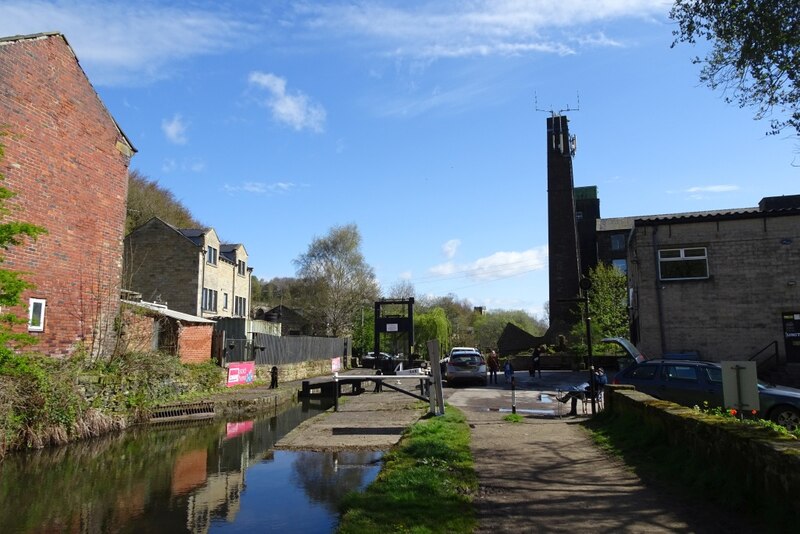 Canal at lock 24E © DS Pugh cc-by-sa/2.0 :: Geograph Britain and Ireland