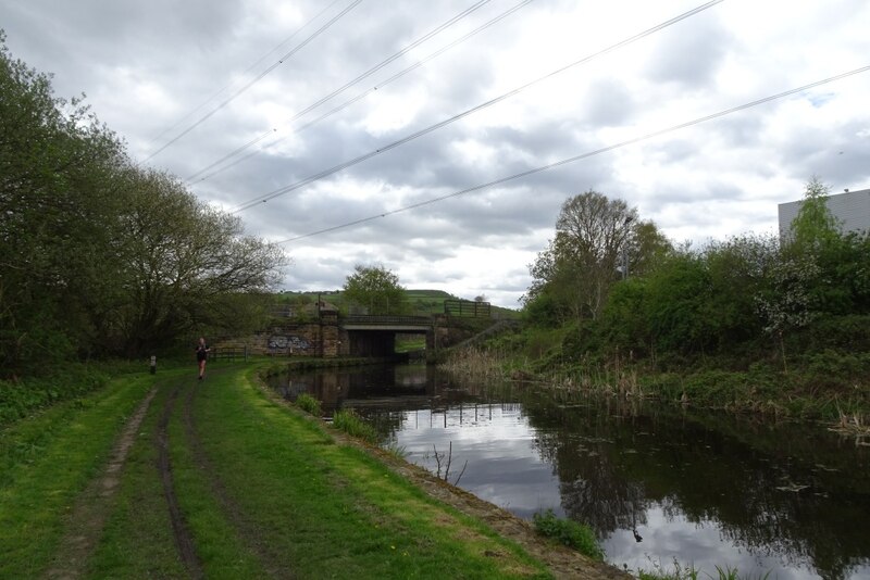 Rail bridge crossing the canal © DS Pugh cc-by-sa/2.0 :: Geograph ...