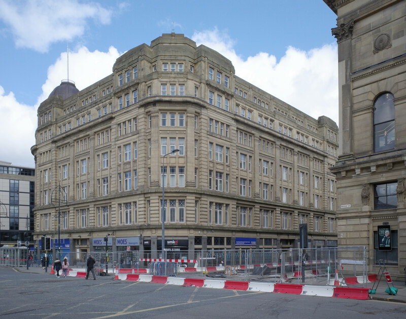 The junction of Bridge Street and Hall... © habiloid cc-by-sa/2.0 ...