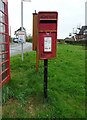 Elizabeth II postbox on Huxley Lane, Tiverton