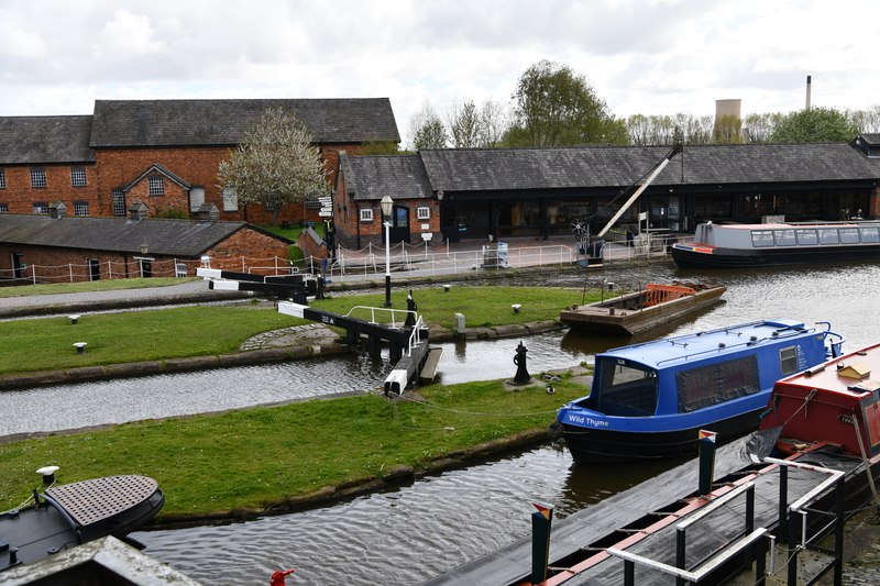 Ellesmere Port, National Waterways... © Michael Garlick cc-by-sa/2.0 ...