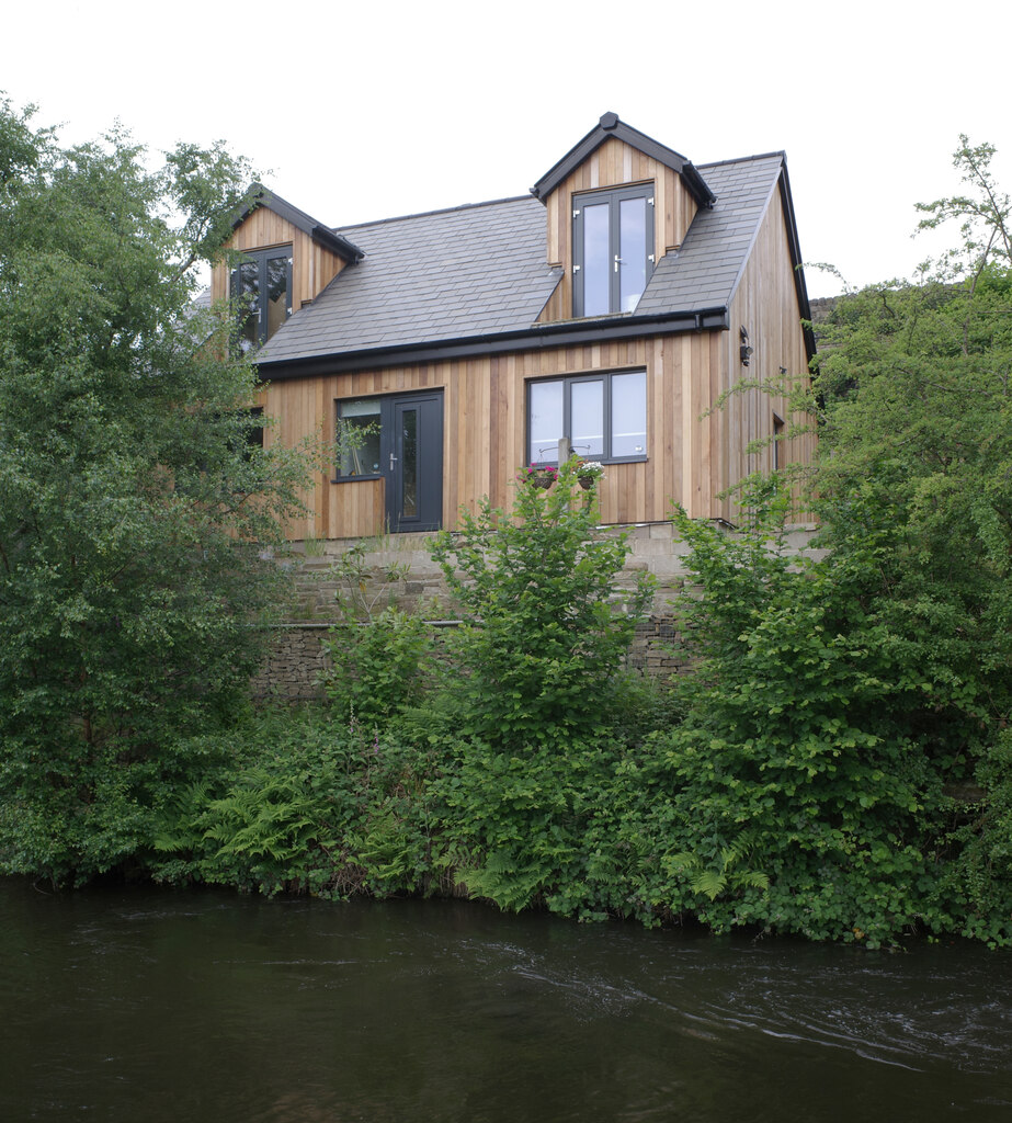 A house alongside The Calder and Hebble... © habiloid cc-by-sa/2.0 ...