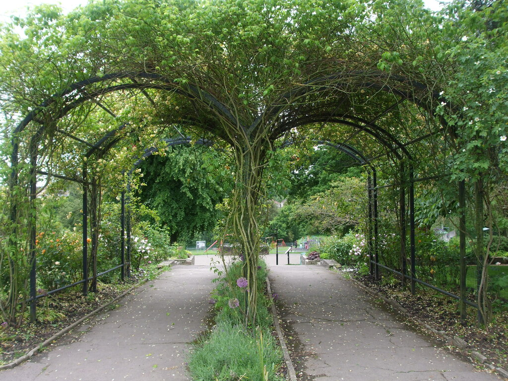 Double archway in Kingswood Park © Neil Owen cc-by-sa/2.0 :: Geograph ...