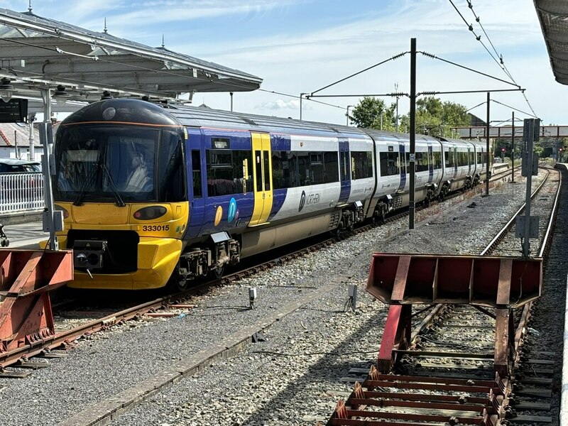 Northern class 333 electric multiple... © David Robinson cc-by-sa/2.0 ...