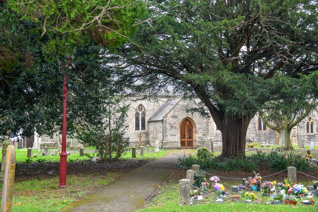 Street : Holy Trinity Church © Lewis Clarke cc-by-sa/2.0 :: Geograph ...