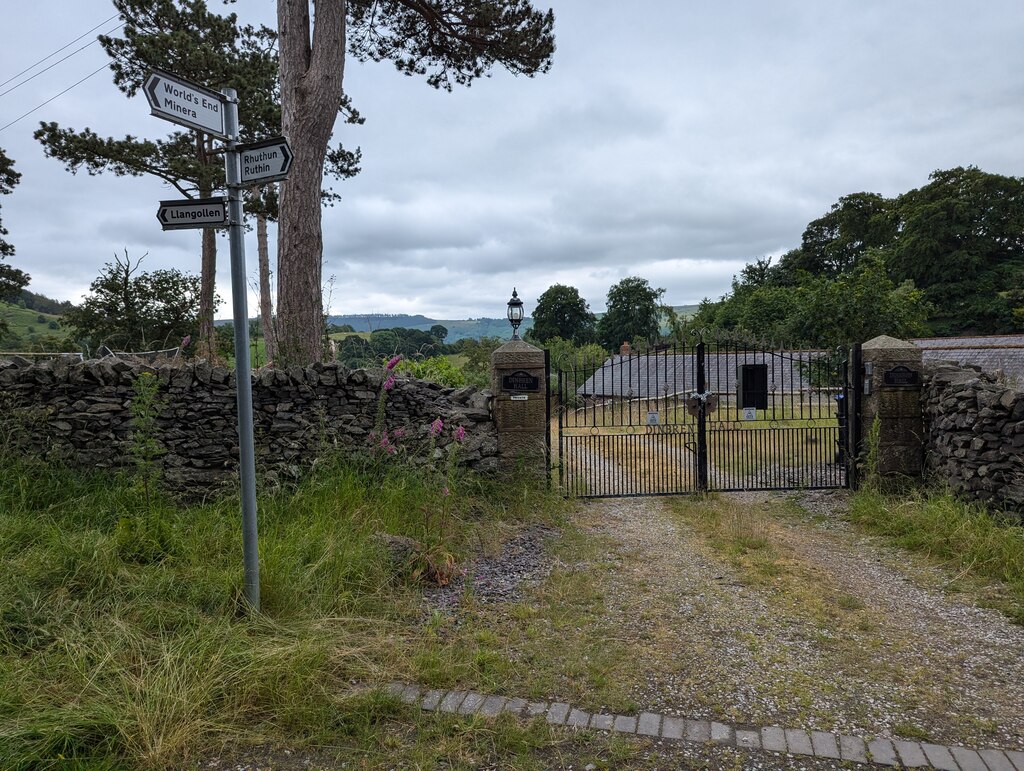 Gates to Tyn y Graig © TCExplorer cc-by-sa/2.0 :: Geograph Britain and ...