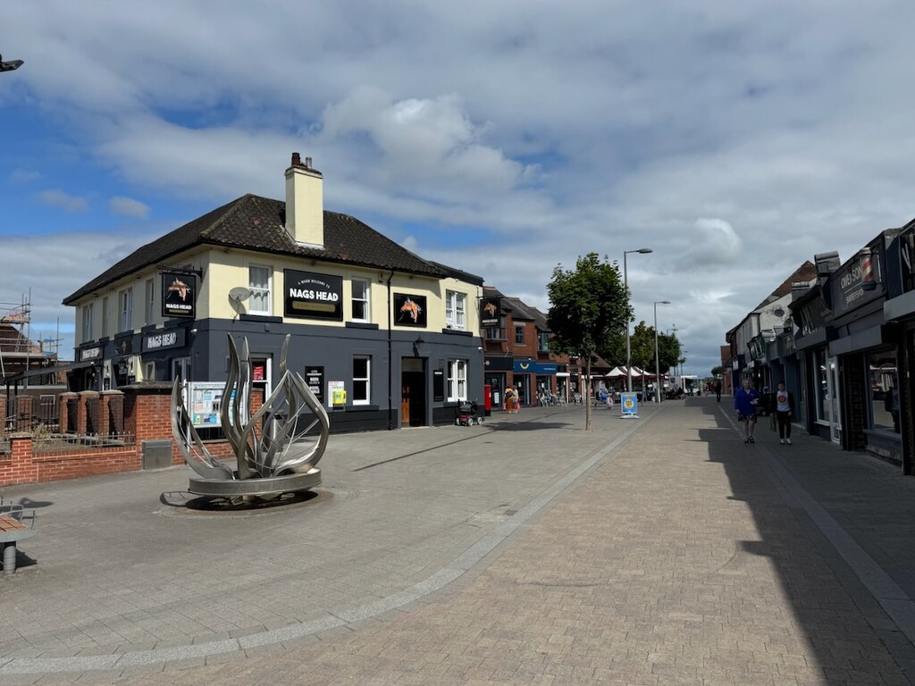 Low Moor Road and The Nags Head © David Lally cc-by-sa/2.0 :: Geograph ...