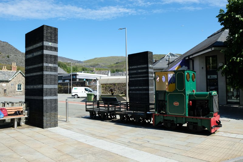 Welcome to Blaenau Ffestiniog © Jeff Buck cc-by-sa/2.0 :: Geograph ...