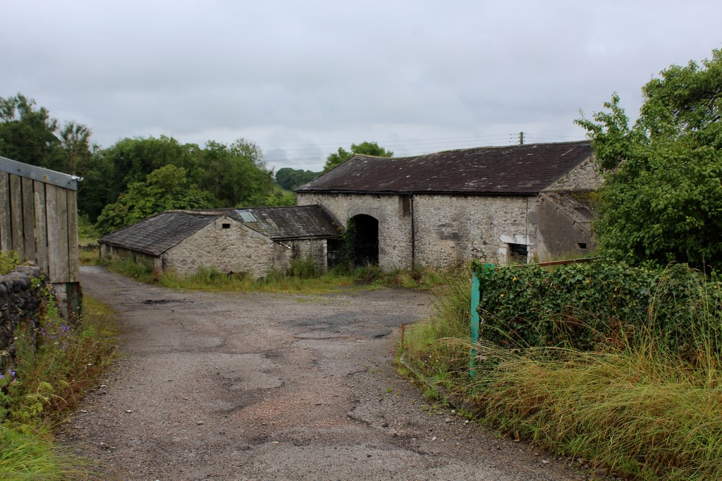 Russell Farm © Chris Heaton cc-by-sa/2.0 :: Geograph Britain and Ireland