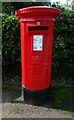 Elizabeth II postbox on Station Road, Crowton