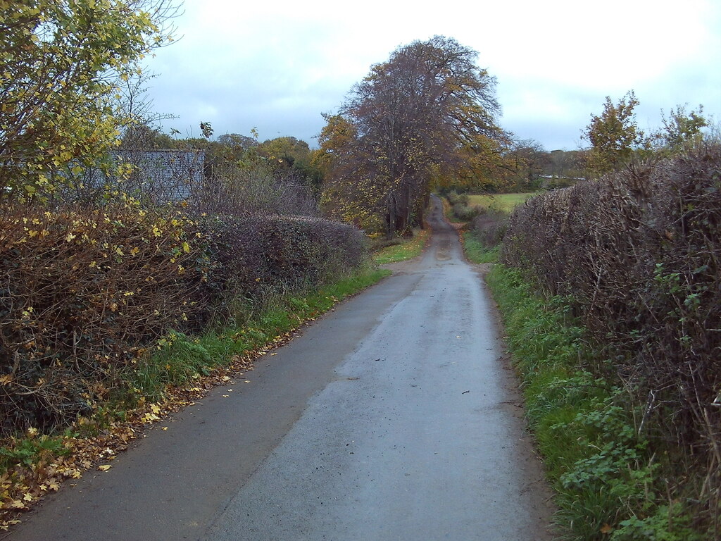 Hazlehurst Lane passing Hazlehurst Farm © Richard Vince cc-by-sa/2.0 ...