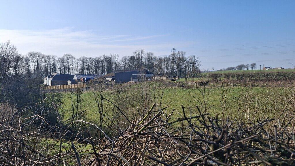 Alton farm © Gordon Brown cc-by-sa/2.0 :: Geograph Britain and Ireland