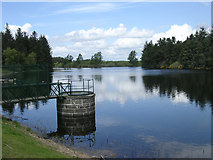 NO5240 : Crombie reservoir, Crombie Country Park by Val Vannet