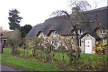 SP2822 : Thatched cottages at Sarsden by Jonathan Billinger