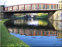SP9908 : Grand Union Canal: Lower Kings Road bridge in Berkhamsted by Nigel Cox