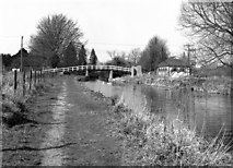 SU3468 : Footbridge to Hungerford Station, Kennet and Avon Canal by Dr Neil Clifton