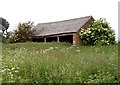 Barn on footpath between Purston and Farthinghoe