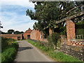 Approaching West End Farm on Chapelfield Road