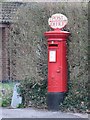 Throop: postbox № BH8 273, Broadway Lane