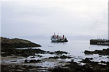 NR3994 : The CalMac ferry Hebridean Isles leaving Colonsay by Julian Paren