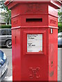 Penfold postbox, Pembroke Gardens, W8 - royal cipher and crest