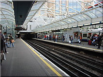 TQ2378 : Hammersmith tube station (Piccadilly and District Lines) platforms by Oxyman